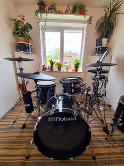 Here our brand-spanking new Roland VAD-507 can be seen in it's full glory