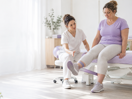 Une physiothérapeute guide une patiente dans un exercice doux.