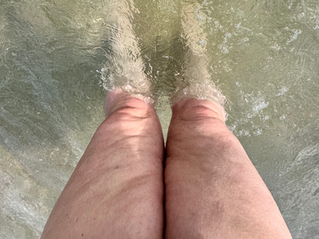 Beach Tips for Lipedema Legs: How I Use Water, Movement and Rest in Summer