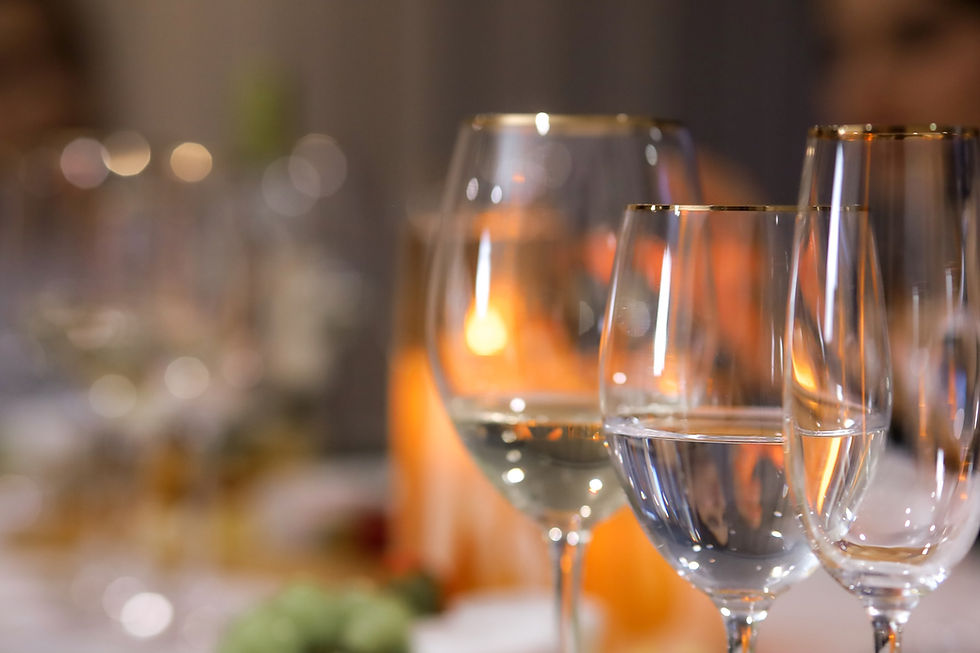 Taças de vinho sobre mesa posta em ambiente intimista da experiência ClickWine