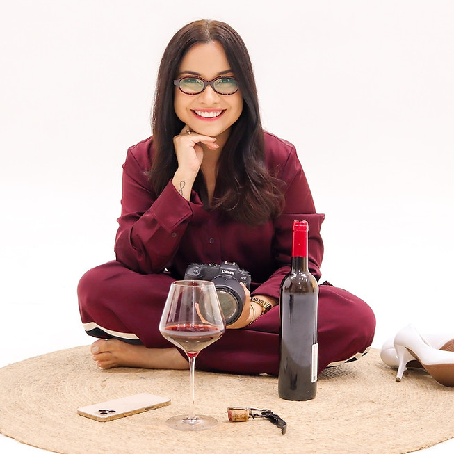Mulher sentada no chão em retrato de branding pessoal com taça de vinho