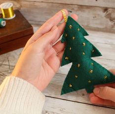 How to Make Felt Christmas Trees - FREE Pattern