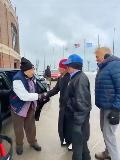 Delmar Mounts III, retired Air Force Veteran, meets Carl Lituri.