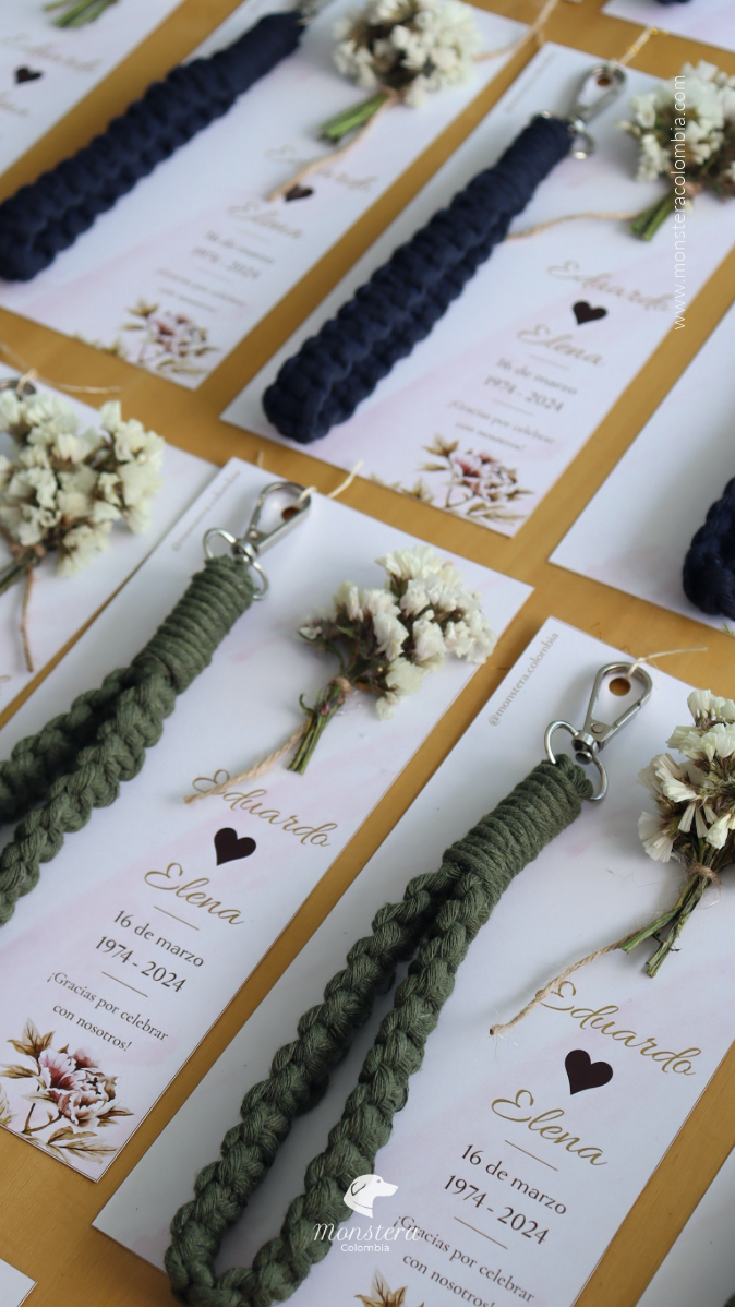 Miniatura: Set / 12 llaveros diseño de cadena con tarjeta y flores naturales