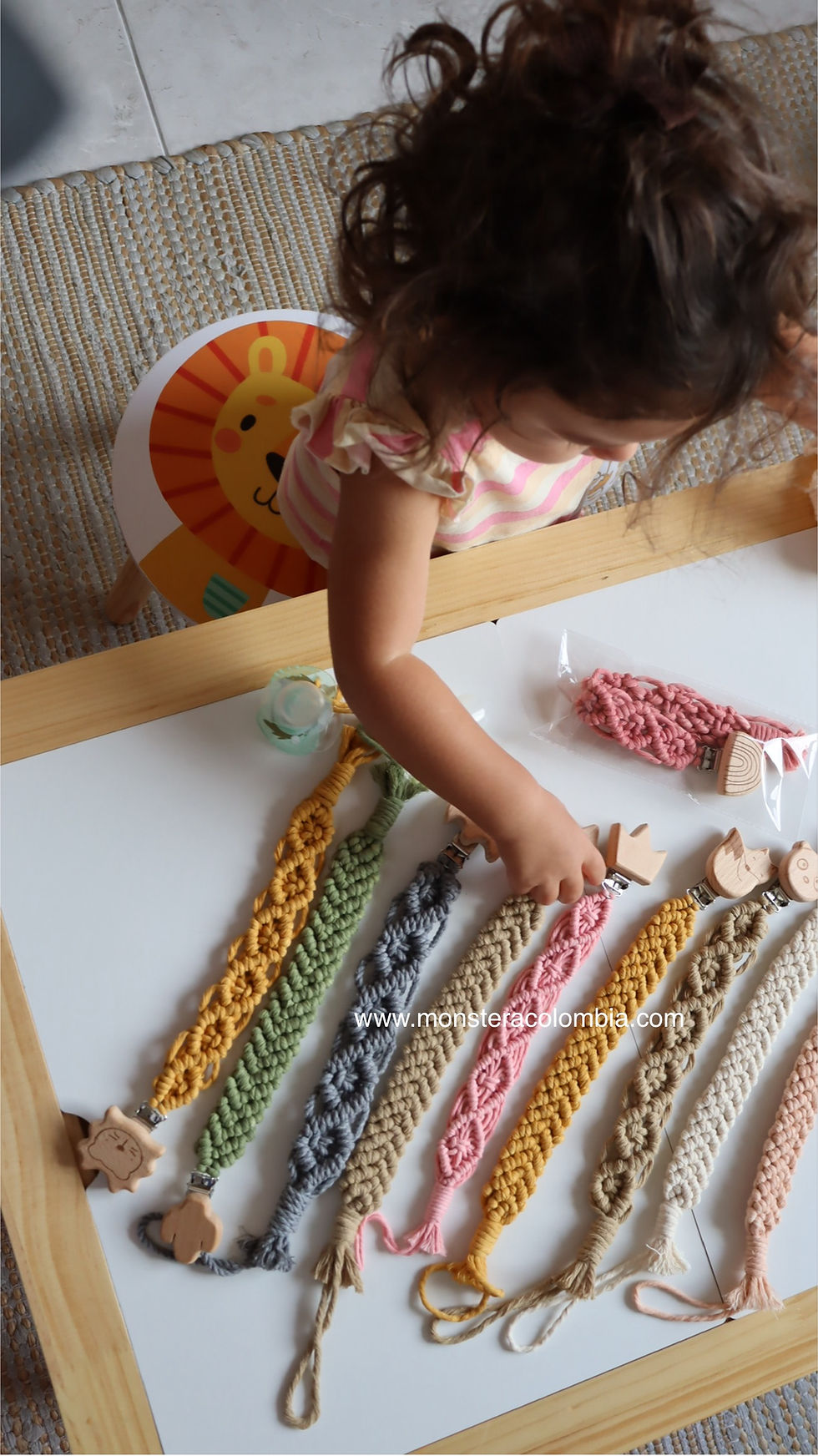 Miniatura: Portachupón de macramé con clip de madera natural