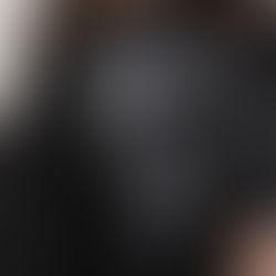 טישרט שחורה עם הדפסה לבנה של חמור וכותרת Longing for tomorrow