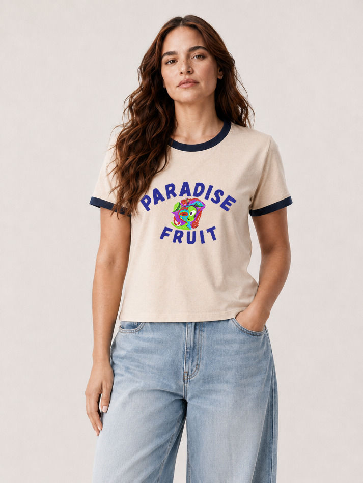 דוגמנית עם טישרט paradise fruit