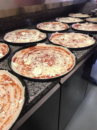 Adelio selbstgemachte Pizza