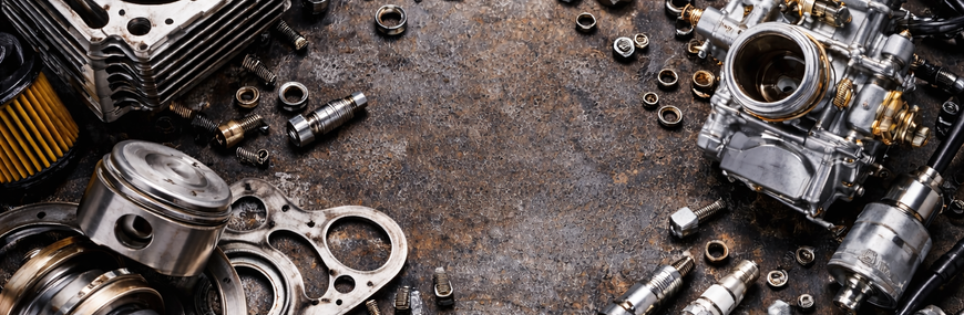 imagen de piezas de motor y carburadores sobre el piso