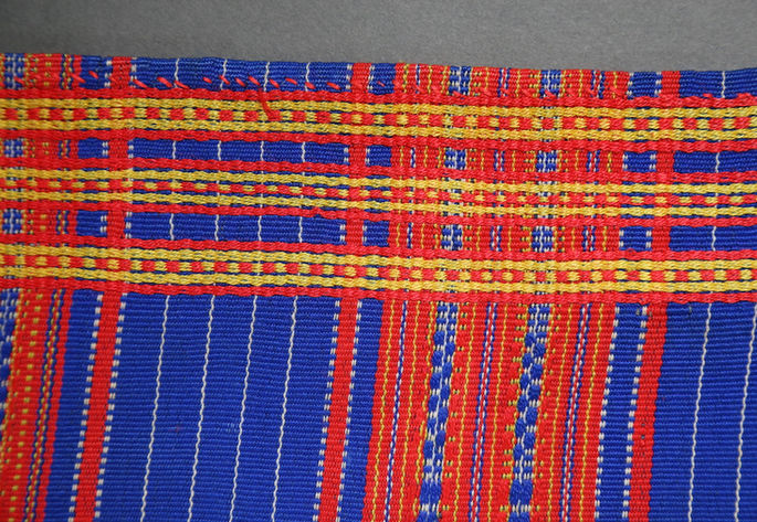 Details of the three narrow bands of vertically woven checkered designs at the borders