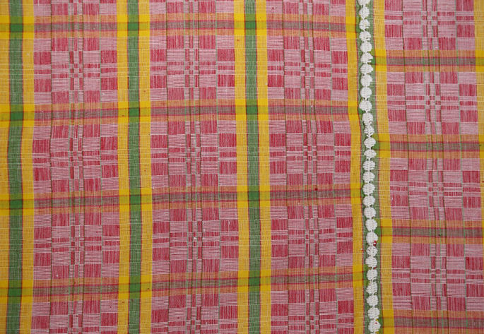 Cat’s paw print patterns separated by a yellow and green plaid design. White embroideries were used as the joineries of the blanket.