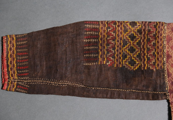 The embroidery on the front of the sleeves extends to the back
