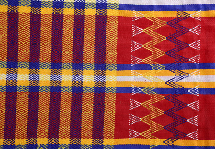 Details of both the continuous diamond-like and zigzag patterns near the loincloth’s bottom edges