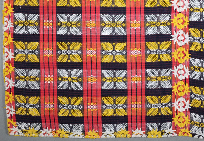 Both the borders and joineries are embroidered with pineapple motifs
