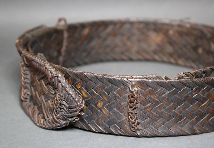 Individual chain-like notches were woven along the twilled body of the girdle