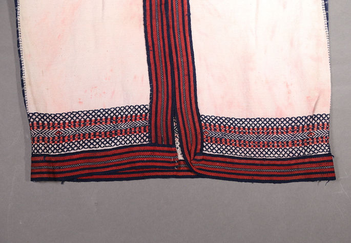 A detail shot showcasing the bottom part of the lamma with multiple diamond patterns and heavy linings on the edges