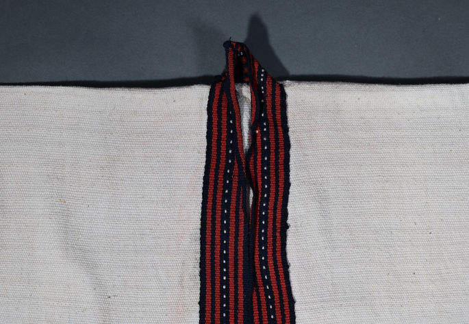 Details of the neckline extending from the front tie open closure