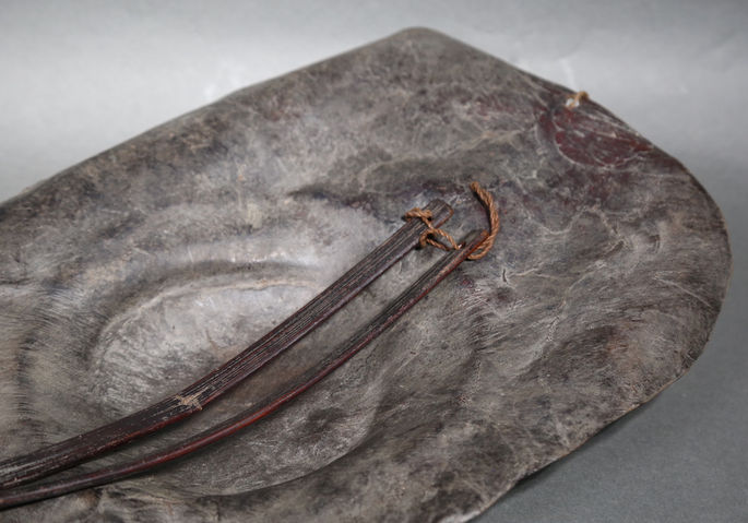The wooden straps are secured with thin abaca strings on both sides of the hat