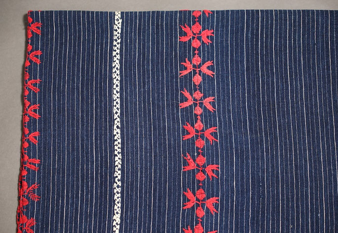A feature shot highlighting the white embroidery between the panel joineries