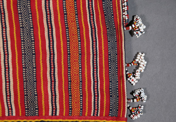 A close-up shot on one of the side edges with hanging bead embellishments