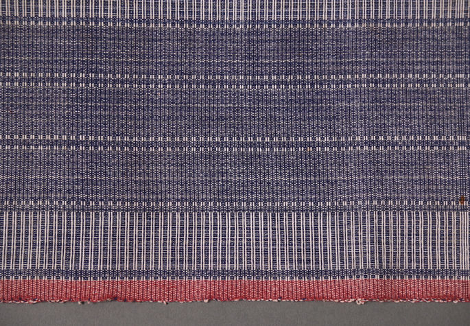 A closer look on the textile’s horizontal stripes found at the center