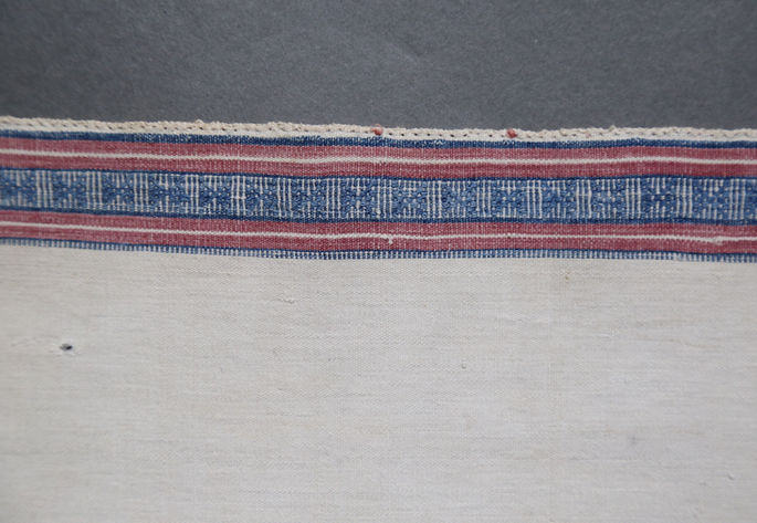 A closer look on the warp floating mortar-like motifs on one edge of the sample textile