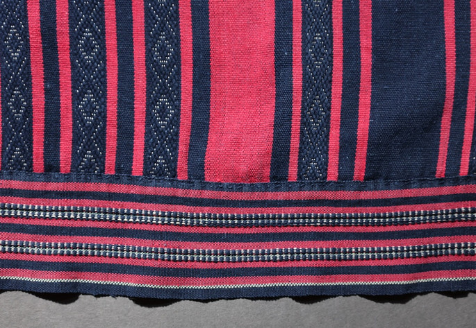 A close-up shot featuring the thick band of textile stitched to the warp edges of the textile