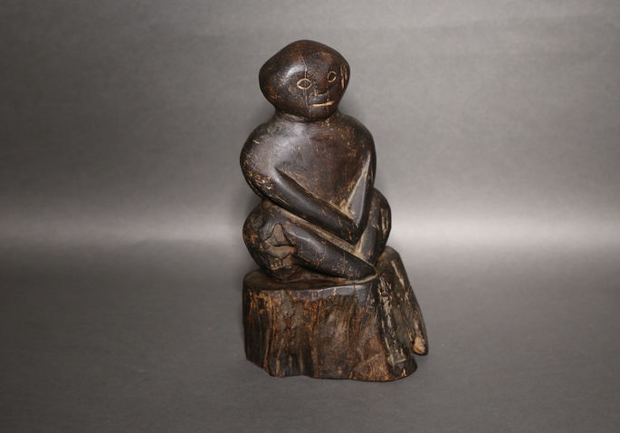 The platform features a sharper carving style, in contrast to the more rounded carving style of the human-like figure