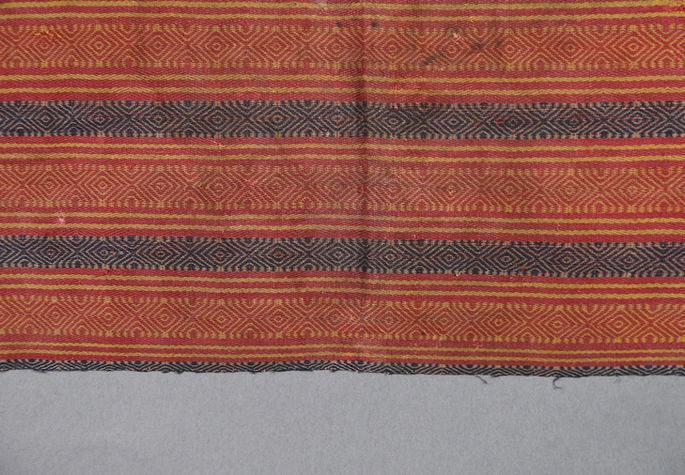 A closer look on the textile’s weft ends