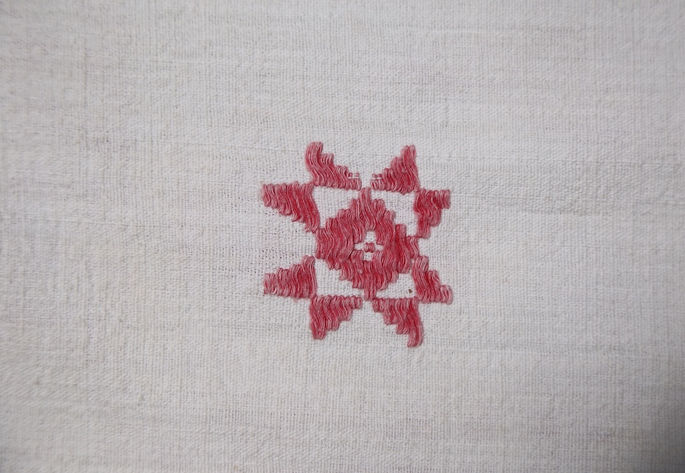 An eight-pronged star motif known as the bituwon