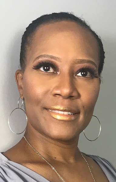 Dee headshot.jpg