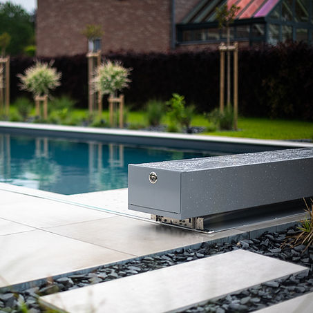 Eingebauter Rechteckpool im Garten mit eleganten Eckstufen und blauem Wasser
