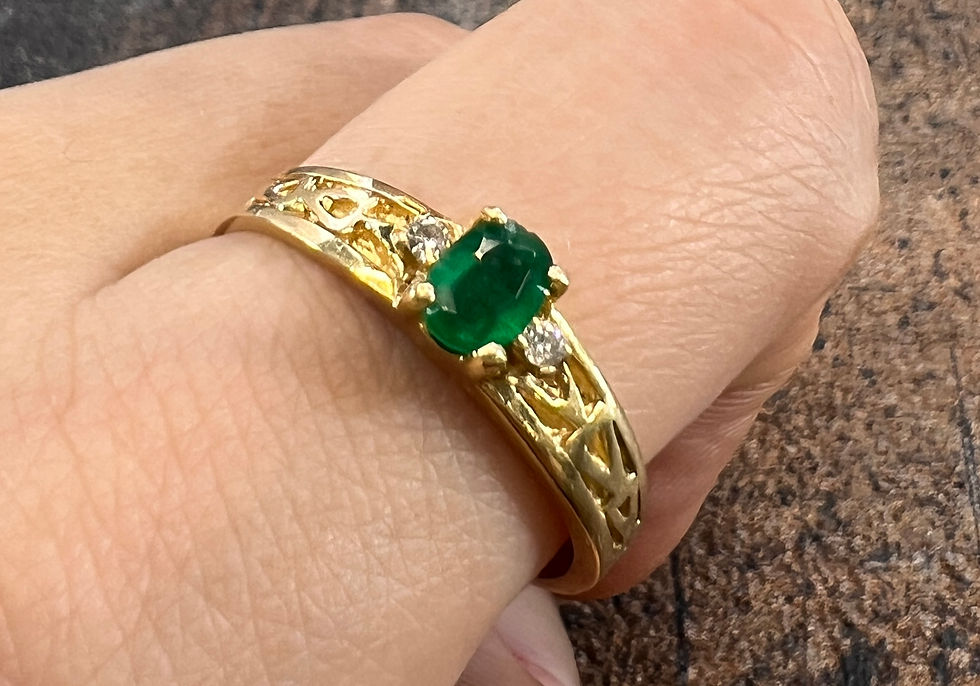 Miniatura: Złoty pierścionek ze szmaragdem i diamentami emerald classic w ażurowej oprawie — biżuteria DejaVu Arte