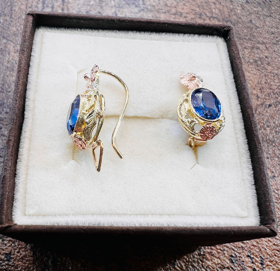 Miniatura: Złote kolczyki z szafirami o ciemnoniebieskiej barwie, styl Art Deco, lata 20., próba 585, owalny szlif brylantowy