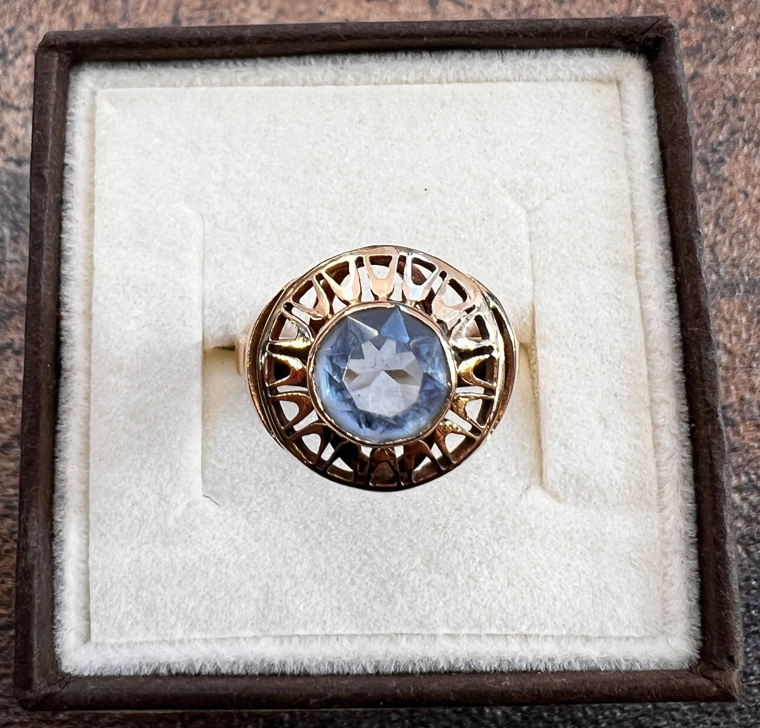 Złoty pierścionek Warmet z błękitnym topazem w różowym złocie 583, koronkowa ażurowa oprawa, Warszawa, styl PRL