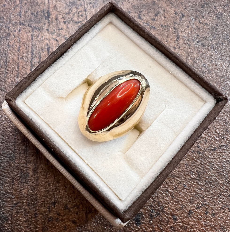 Złoty pierścionek z owalnym koralem w żółtym złocie 585, nowoczesna oprawa w stylu modernistycznym