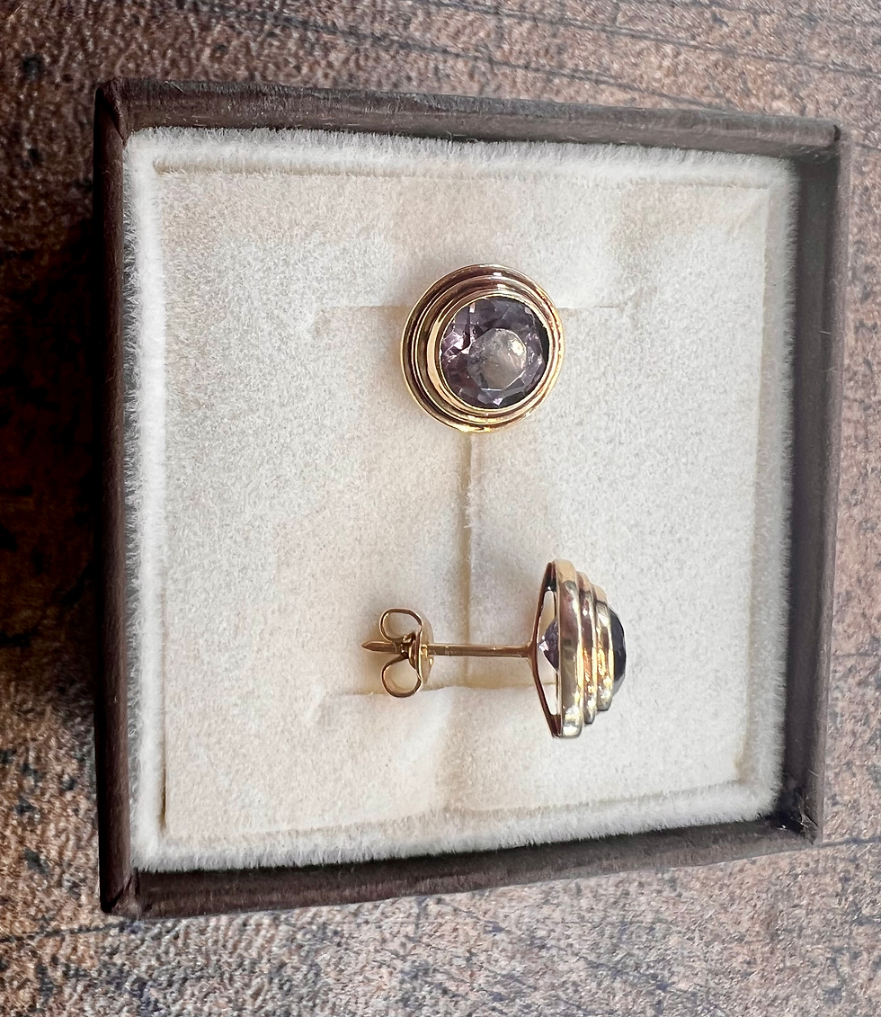 Miniatura: Kolczyki złoto 585 z ametystami w szlifie brylantowym, jasnofioletowe kamienie w oprawie z żółtego złota