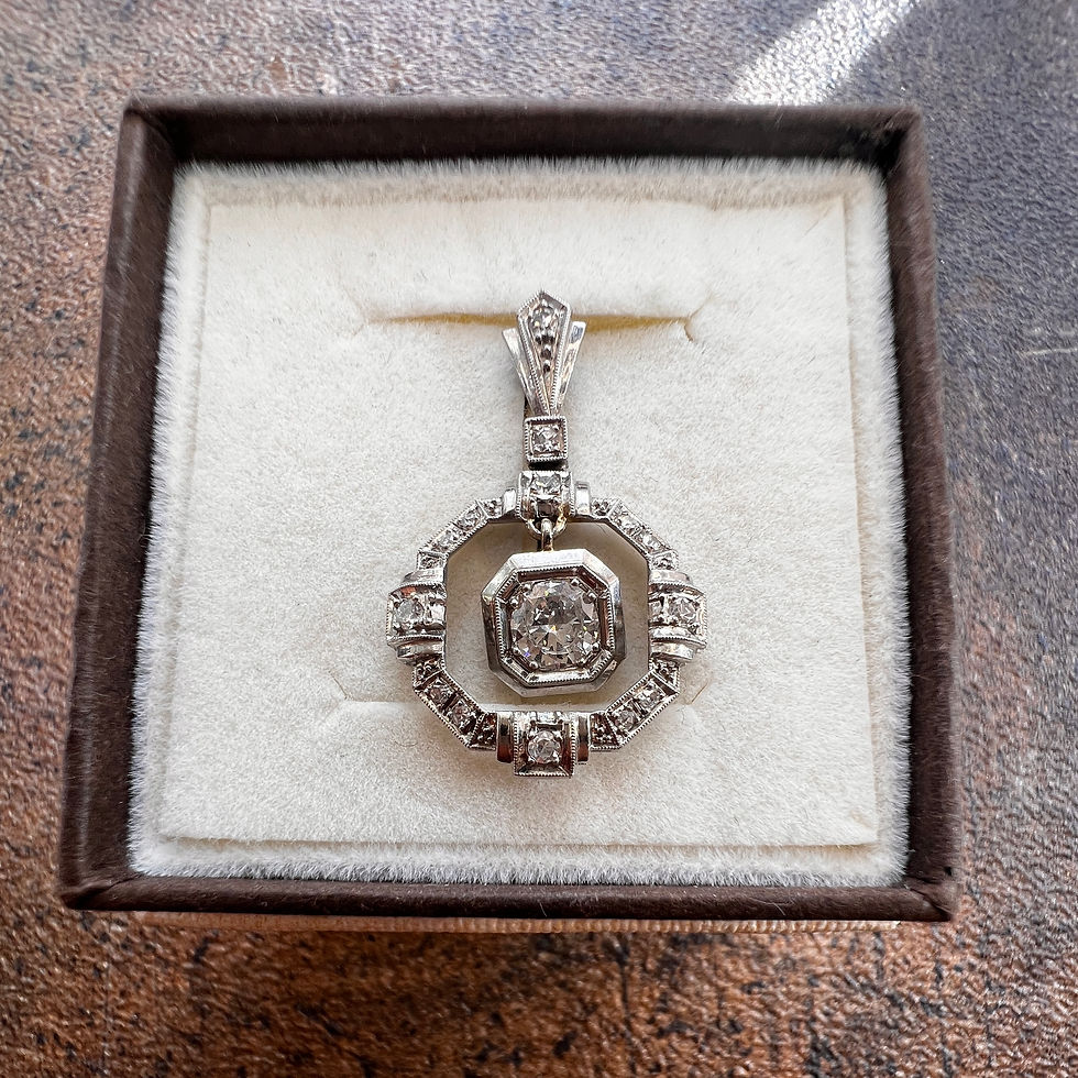 Platynowy wisior Art Deco z brylantem 0,42ct i łańcuszkiem – biżuteria francuska z diamentami