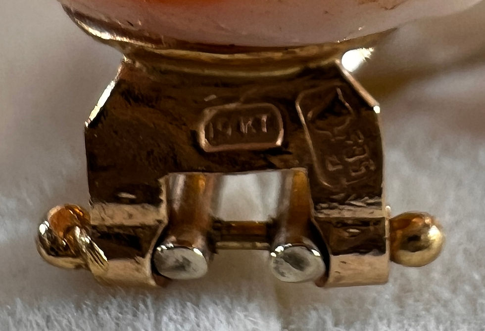 Miniatura: Złote kolczyki z rzeźbionymi różami z koralu w żółtym złocie