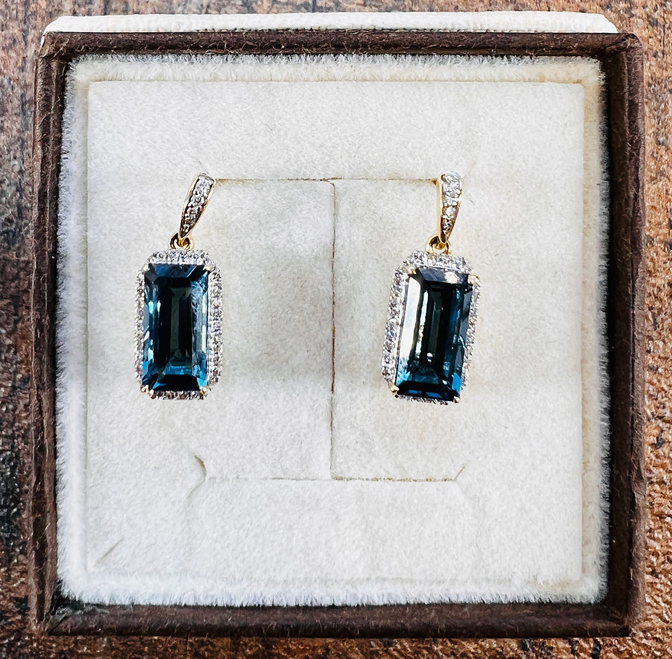 Złote kolczyki 585 z topazami London Blue 4,5 ct i 76 diamentami w oprawie halo, model Royal London Blue Glow