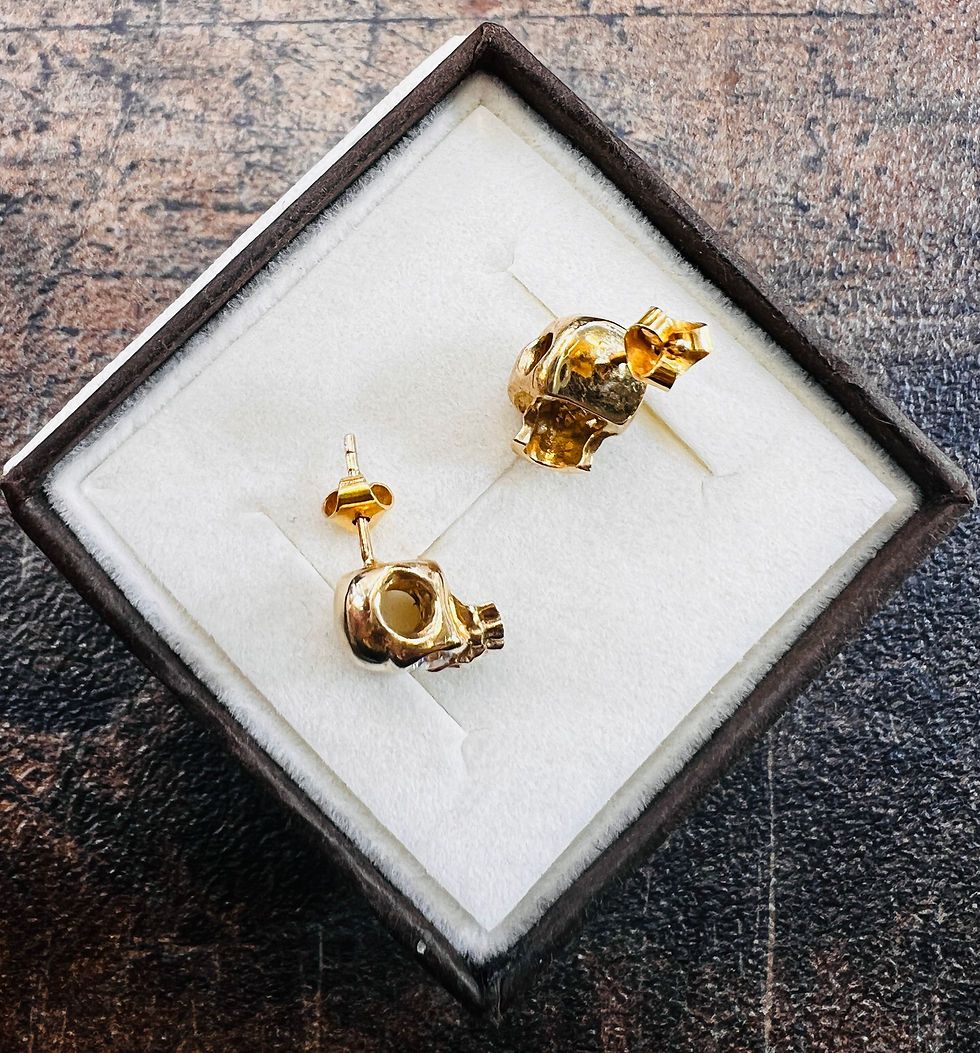 Miniatura: Złote kolczyki w kształcie czaszek z cyrkoniami w oczach, biżuteria designerska z żółtego złota 585