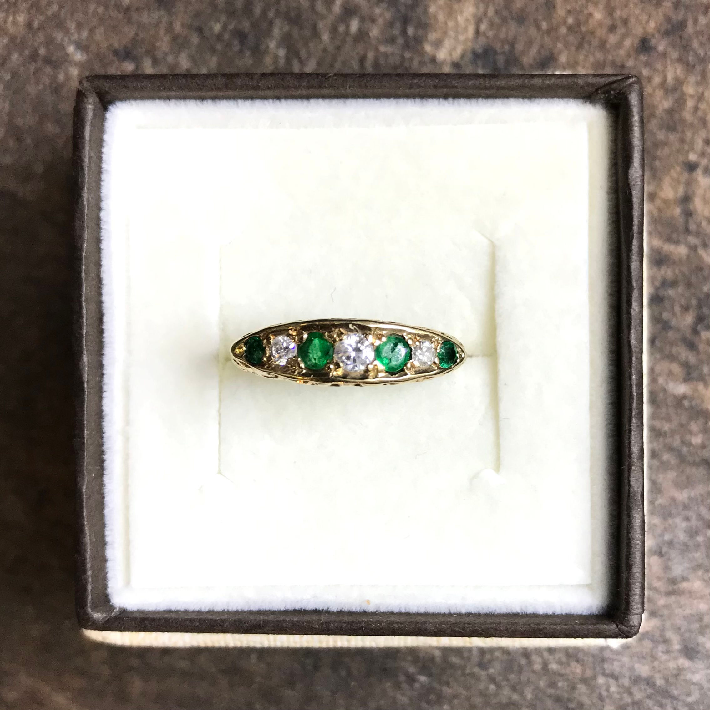 Złoty pierścionek ze szmaragdami i brylantami vintage w stylu wiktoriańskim