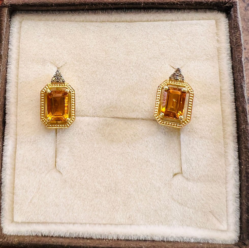 Złote kolczyki 585 z prostokątnymi cytrynami i 6 diamentami, model Golden Citrine Glow