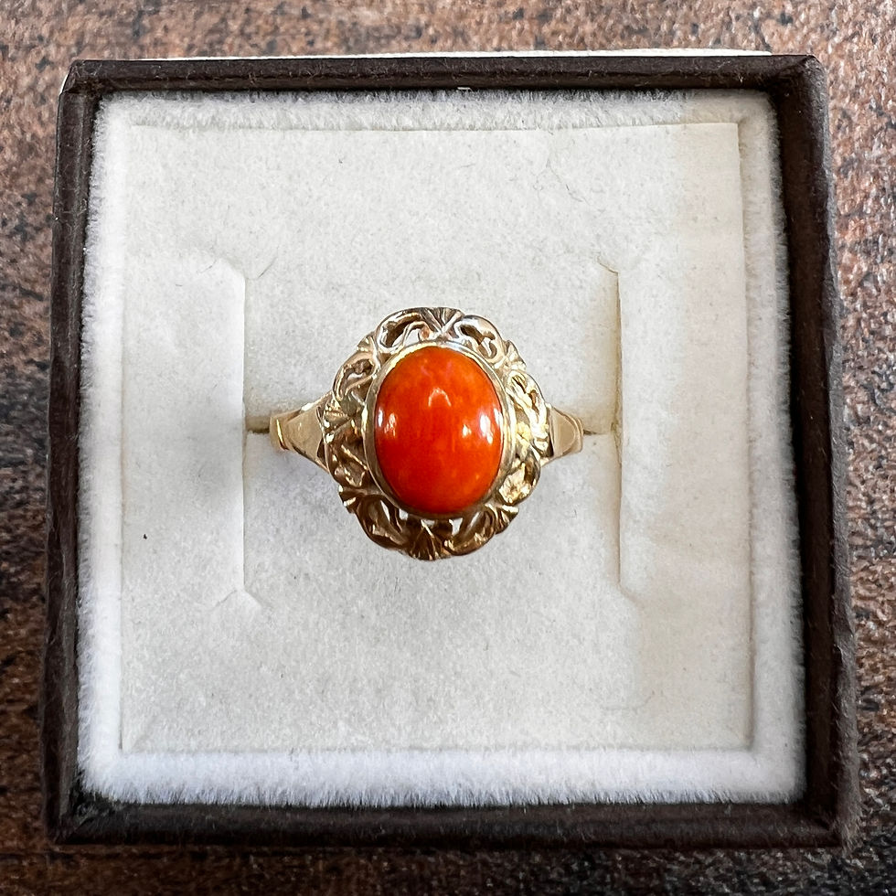 Złoty pierścionek z naturalnym koralem w żółtym złocie 585, klasyczna ażurowa oprawa vintage