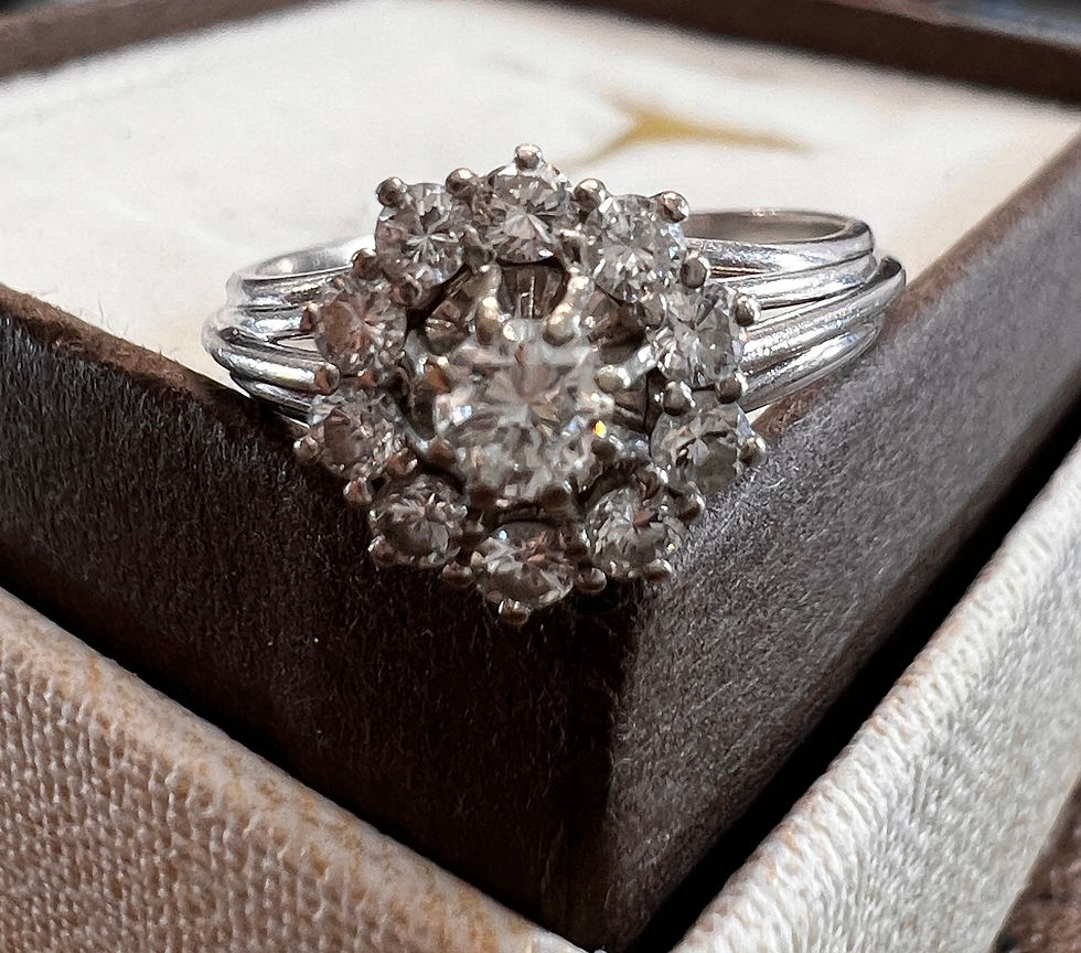 Miniatura: Pierścionek z białego złota z brylantami w formie kwiatu Daisy, centralny diament otoczony 10 mniejszymi kamieniami