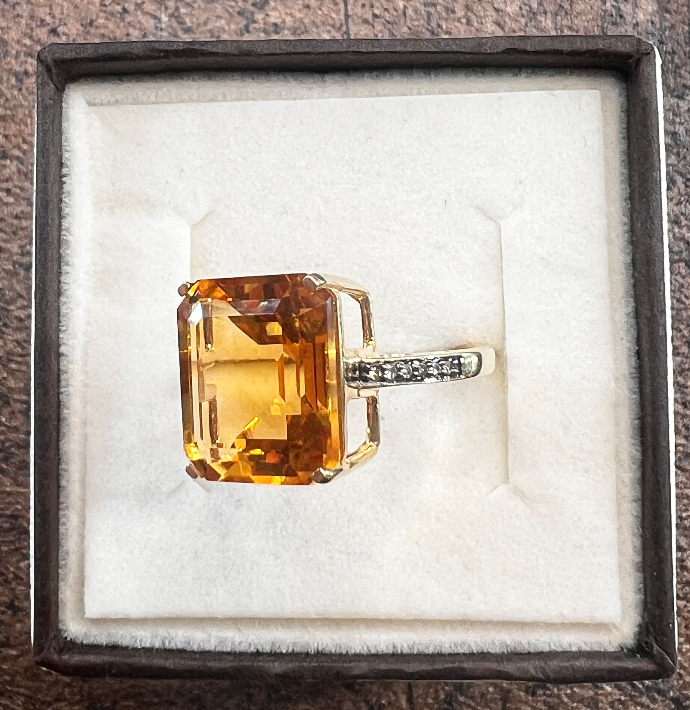 Złoty pierścionek z cytrynem i diamentami