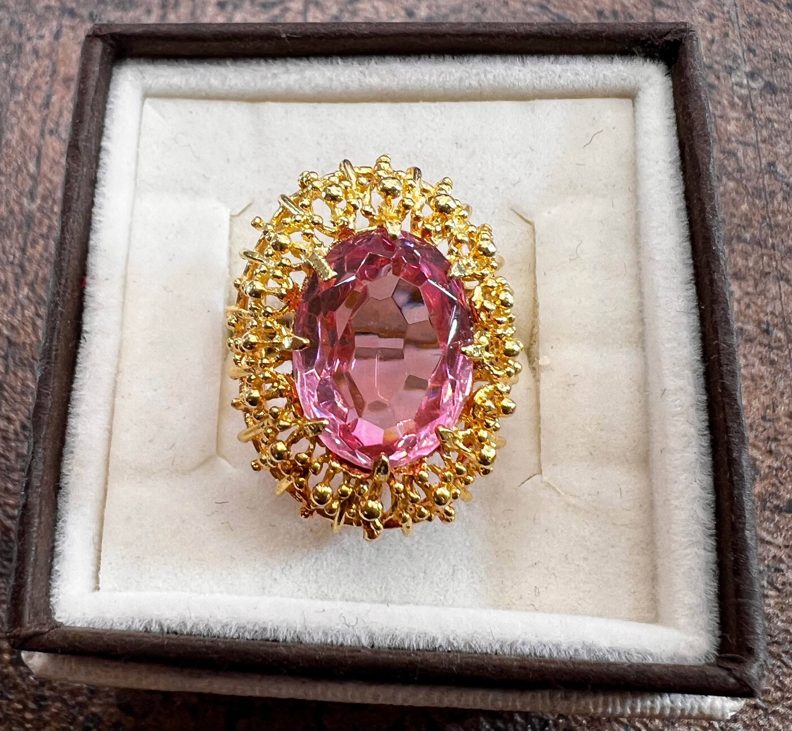 Złoty pierścionek z owalnym różowym topazem w żółtym złocie 750, misternie zdobiona korona w stylu vintage