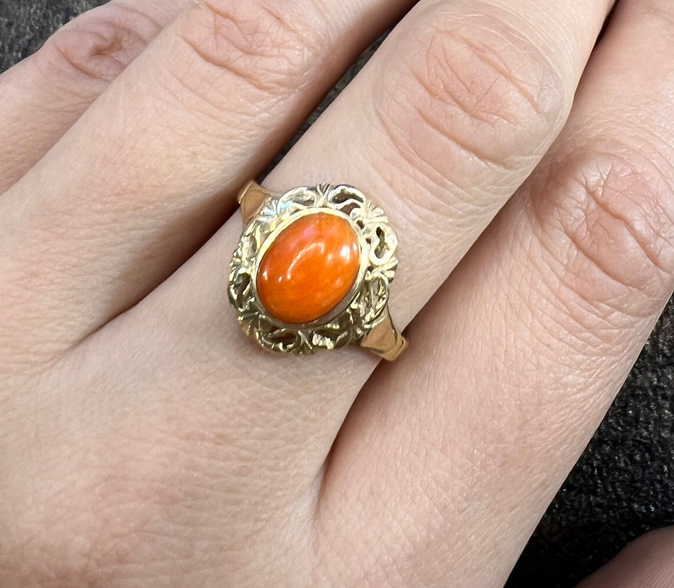 Miniatura: Złoty pierścionek z naturalnym koralem w żółtym złocie 585, klasyczna ażurowa oprawa vintage