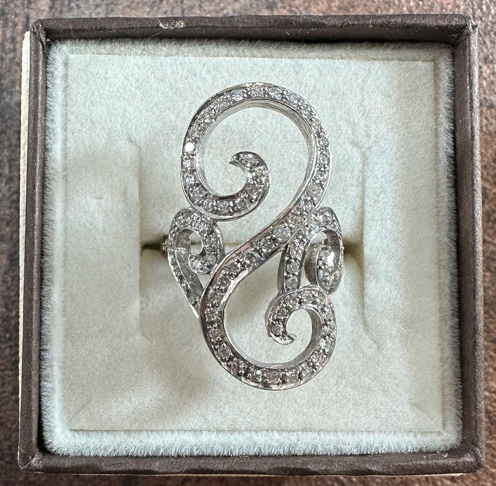 Pierścionek z białego złota z misternym motywem scrolli wysadzany diamentami 0,80 ct – DejaVu Arte