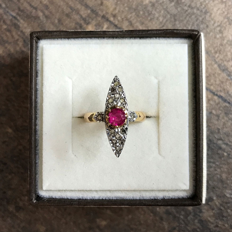 Pierścionek w złocie próby 585 i platynie, z naturalnym rubinem oraz 14 diamentowymi rozetami.